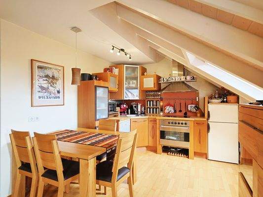 Heller Essbereich und Küche