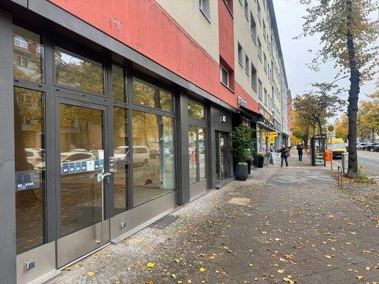 Laden und Bushaltestelle