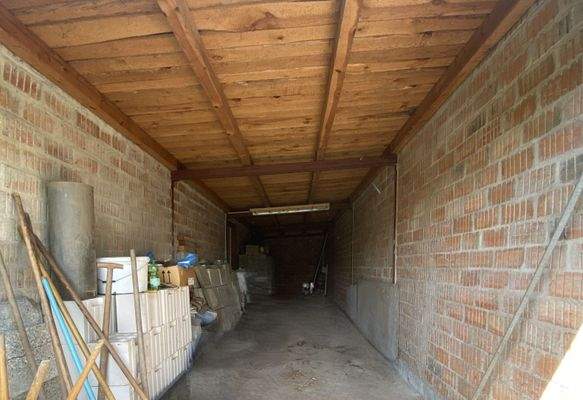 Platz für Gartenutensilien und zwei Autos