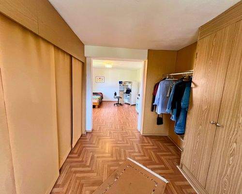 Ankleide mit Blick ins Schlafzimmer