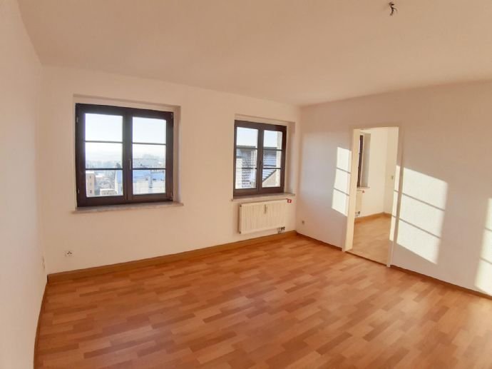 Neu Renovierte 2-Raum-Wohnung im attraktiven Altbau, Mitten im Herzen von Hohenstein-Ernstthal, provisions- und kautionsfrei