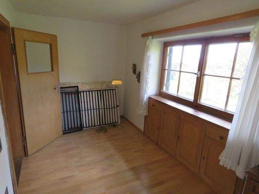 Kinderzimmer mit großer Fensterfront 