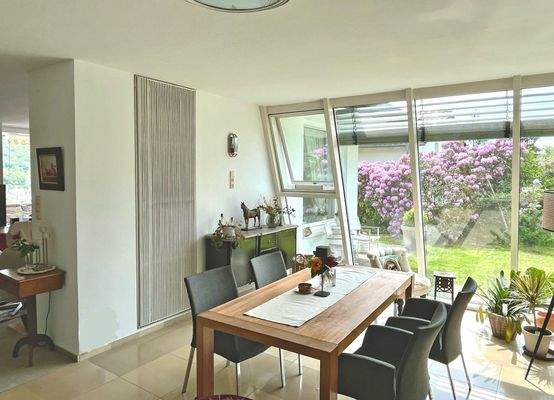 ...angrenzendem Wintergarten