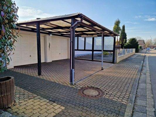 Überdachung vor den Garagen
