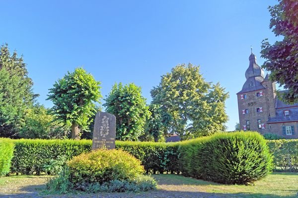 Die Burg Efferen in Ihrer neuen Nachbarschaft