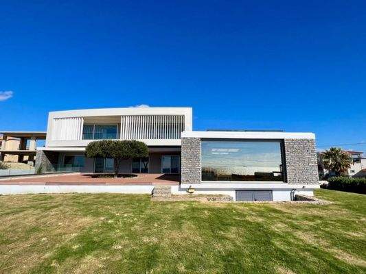 Einzigartige Villa am Meer mit Innenpool, Gärten und Gästehaus