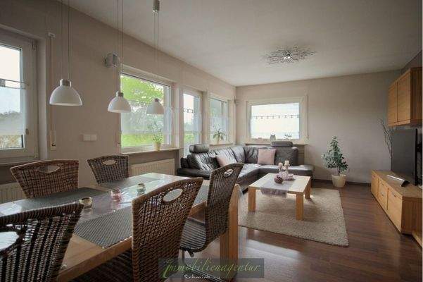 offenes, helles Wohnen und Essen