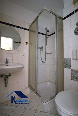 Bad mit Dusche und WC