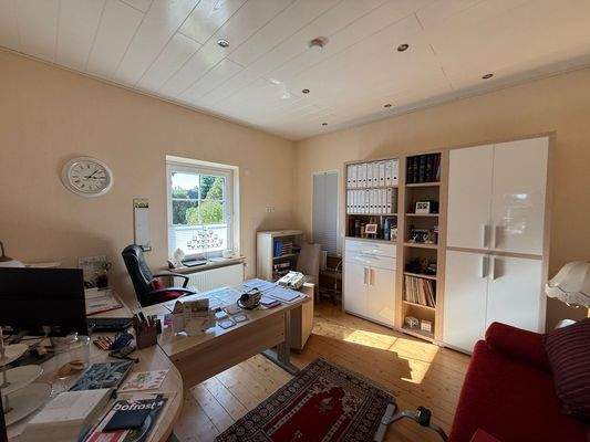 Helles Büro mit Fenster