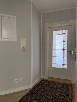 Flur und Wohnzimmertür mit Glaseinsatz