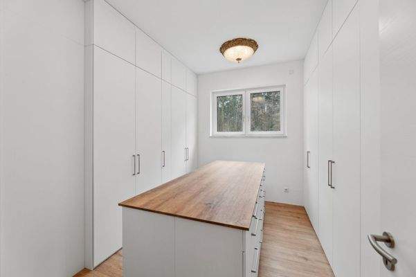 Ankleidezimmer im EG