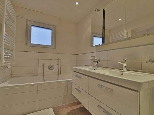 Badezimmer mit Dusche und Badewanne