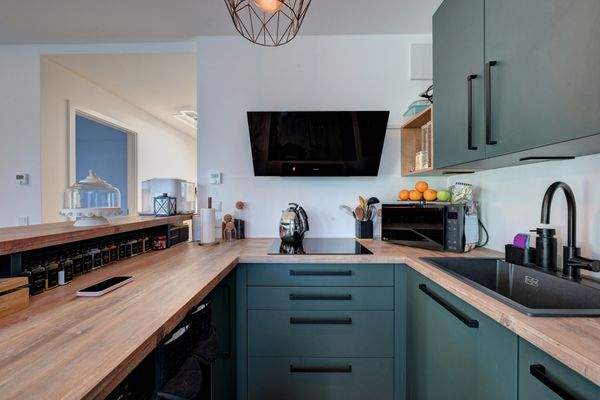 Elegante, zeitlose Küche mit klaren Linien und Ambiente-Beleuchtung