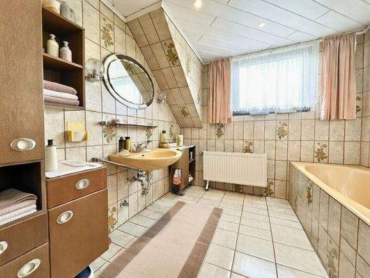 Bad mit Badewanne und Fenster