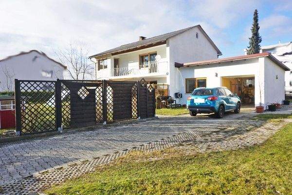 Hausansicht von der Einfahrt