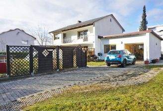 Hausansicht von der Einfahrt