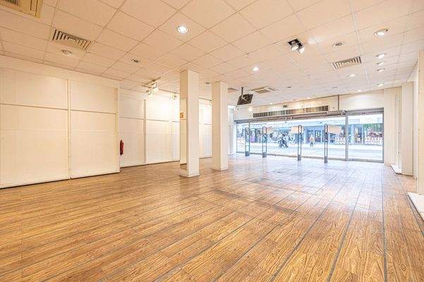 Eingangsbereich mit Schaufensterfront