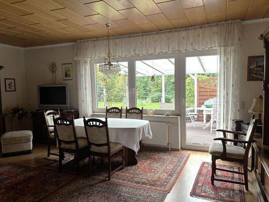 Wohnzimmer mit Blick in den Garten