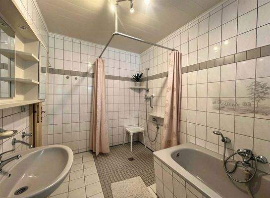 Tageslichtbad mit ebenerdiger Dusche und Wanne