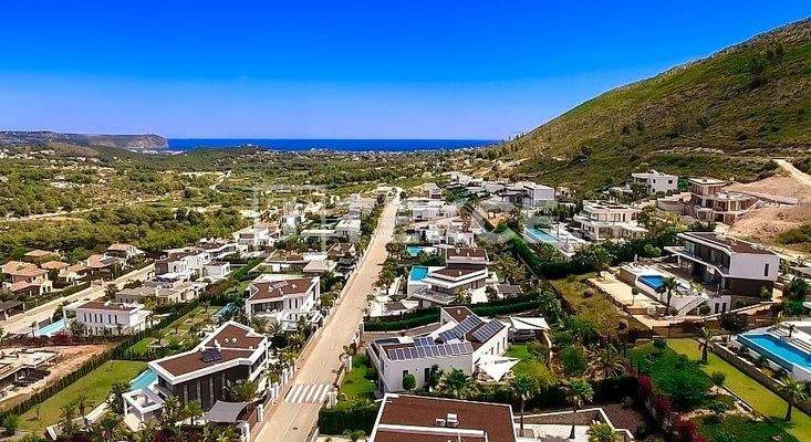 Detached Villa with Montgó and Sea Views Near Amenities in Jávea