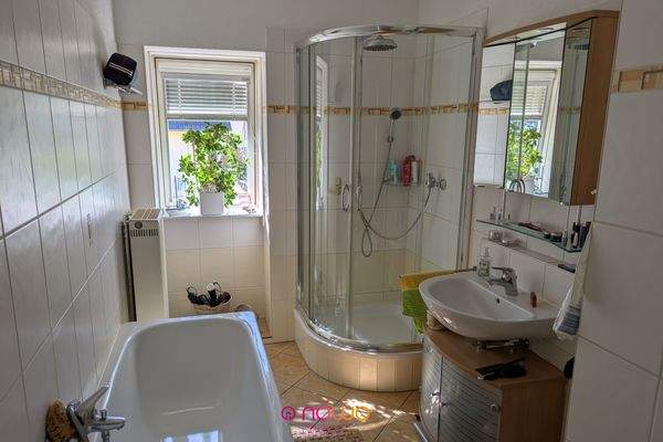 Bad im OG mit Wanne und Dusche