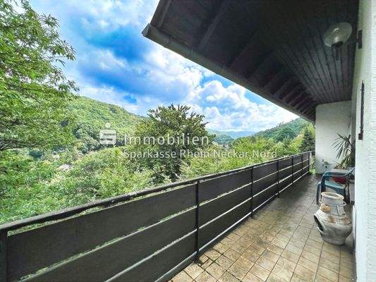 Balkon mit Blick übers Tal