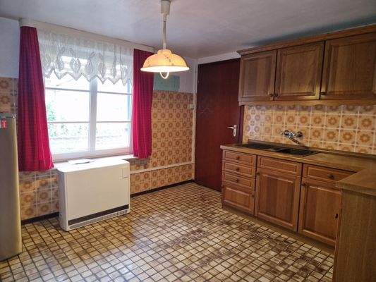 Helle Küche mit Platz für einen kleinen Essbereich