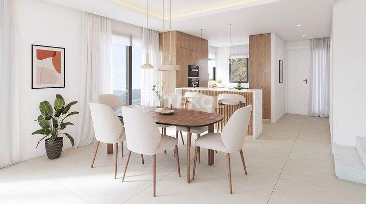 New Houses with Functional Interiors Close to Golf in Estepona