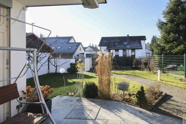 Blick von der Terrasse in den Garten