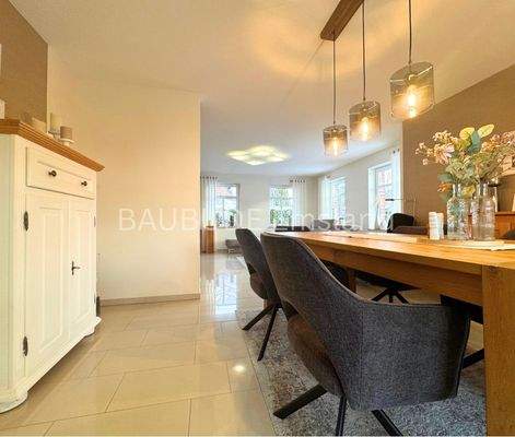 Offenes Esszimmer mit Zugang zur Terrasse