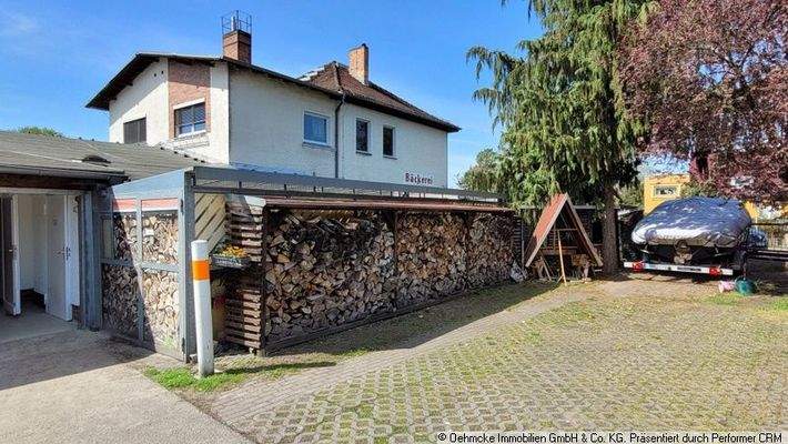 Lieferantenzufahrt und Stellplätze