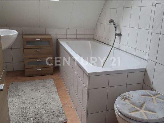 Badezimmer mit Badewanne im Obergeschoss