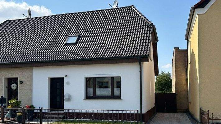 straßenseitige Gebäudeansicht