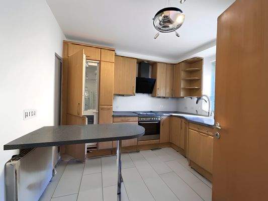 So könnte die zeitlose Küche mit wenig Aufwand modernisiert werden ! (KI generiert)