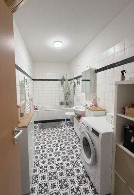 Bad mit schick beklebten Fliesen