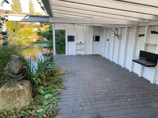 Überdachter Freisitz am Teich