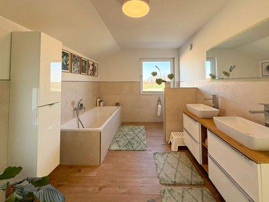 Masterbad mit Dusche und Wanne