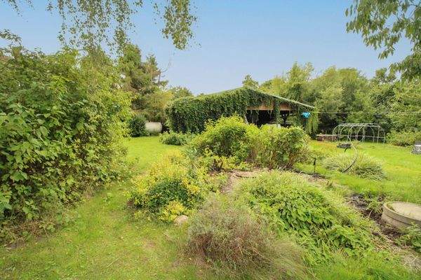 Biokläranlage mit Nebengelass