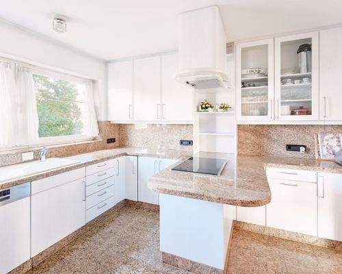 mit Granitoberflächen