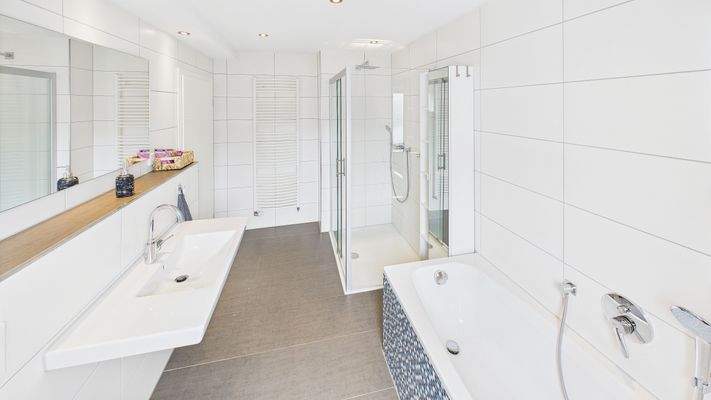 CAM01984G0-PR0499-STILL011