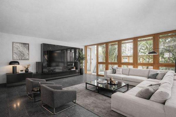 Geräumiges und helles Wohnzimmer