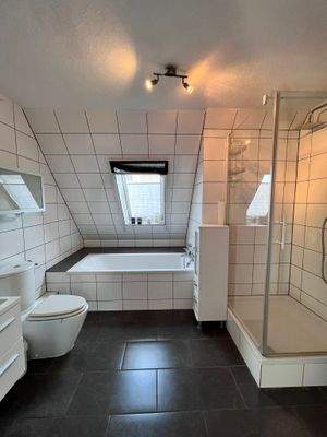 Vollbad mit Badewanne und Dusche