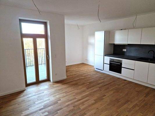 Wohnzimmer mit offener Küche