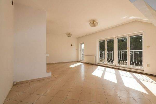 großes Zimmer mit Kamin im Dachgeschoss