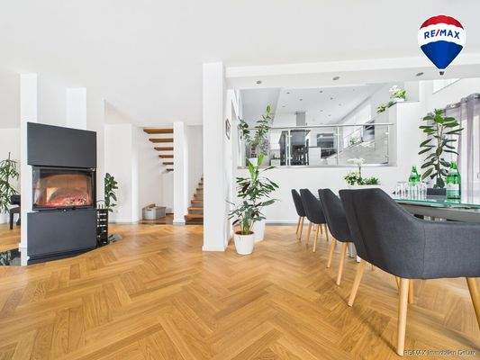 REMAX Immobilien DeLux Einfamilienhau Wohnzimmer Neunkirchen Mark Borowicz