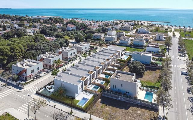 Townhouses Near the Tarragona and Portaventura Park
