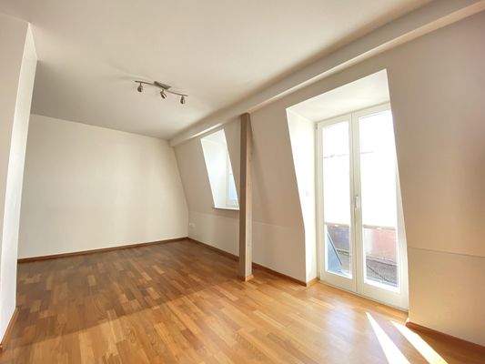 Der Wohnbereich mit Blick zur Balkontür