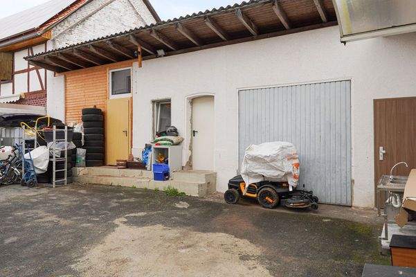 Hof mit Garage und weiteren Nutzräumen