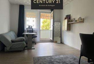 Wohnzimmer mit Zugang zum Balkon