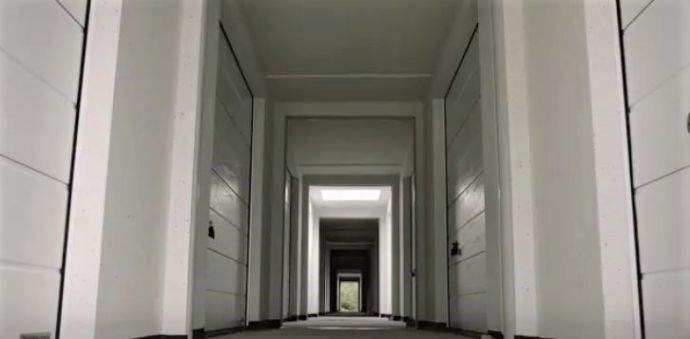 Überdachter Gang mit Lagerboxen im OG